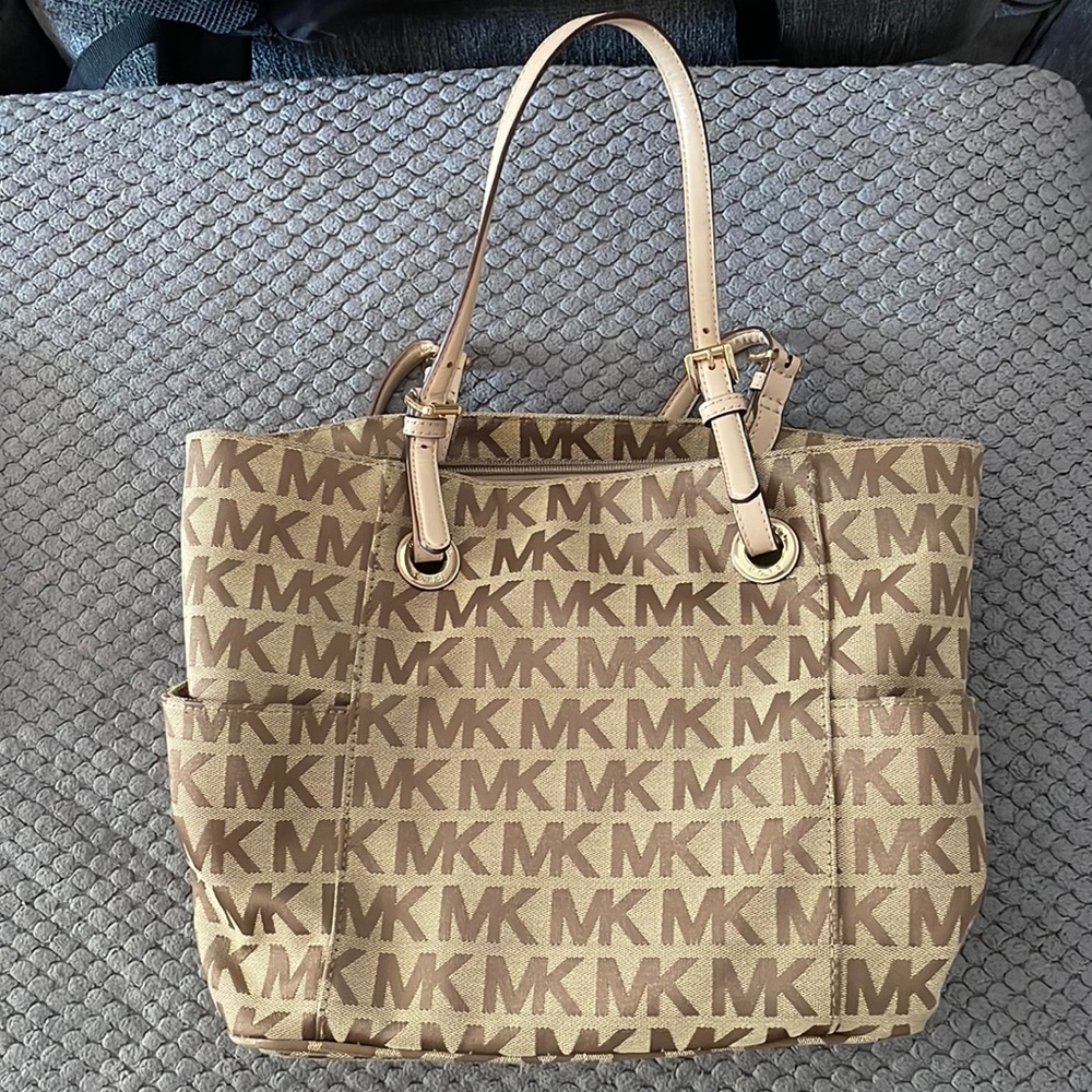 Micheal Kors Jet set tote